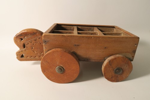 Kurioser behälter wagen holz - behälter,